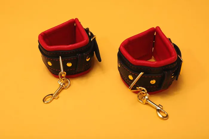 Anal The Kinky Peach Dripping in Gold Bondage Set