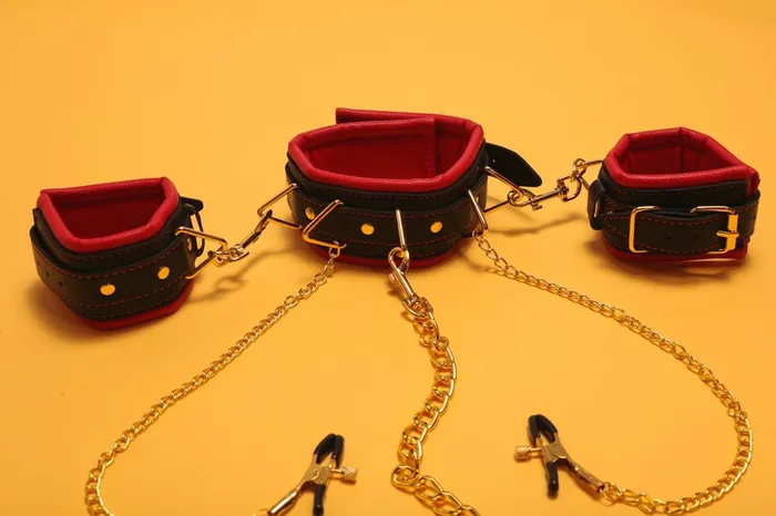 Anal The Kinky Peach Dripping in Gold Bondage Set